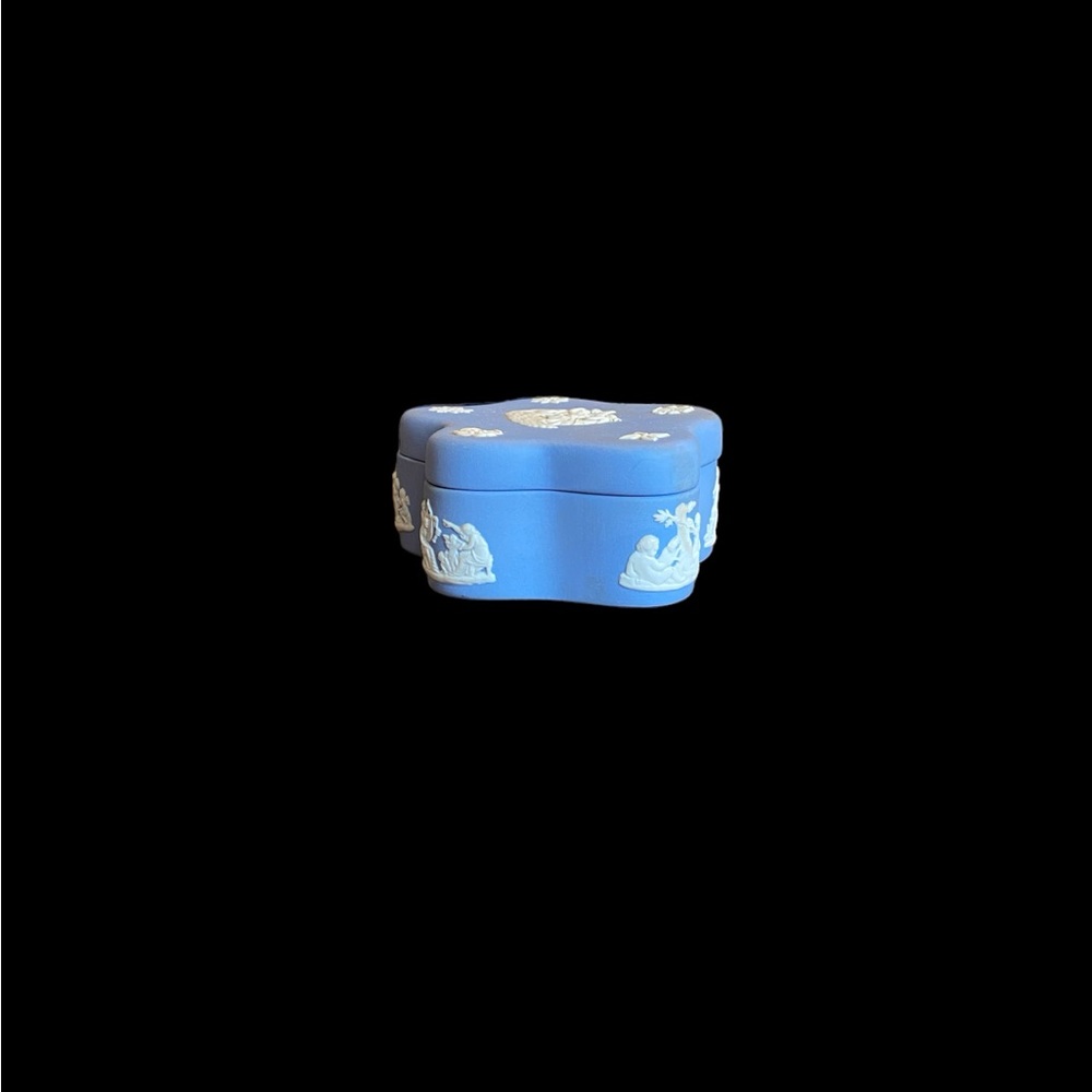 Vintage Wedgwood Blue Jasperware Vanity Trinket Box England 3.75" x 3" x 1.5" - Picture 4 of 10